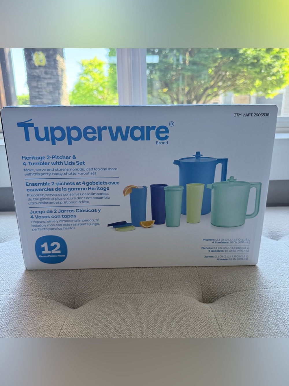 New! Tupperware Heritage 2-Pitcher & 4-Tumbler with lids set